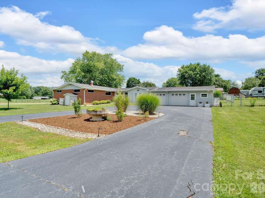 10 Moland Drive, Etowah, NC 28729.  MLS# CAR4352858, YatesRealty ID 9624. 