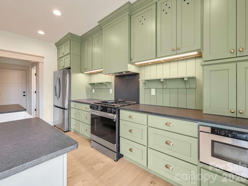 99 Arco Road, Asheville, NC 28805.  MLS# CAR4310303, YatesRealty ID 9626. 