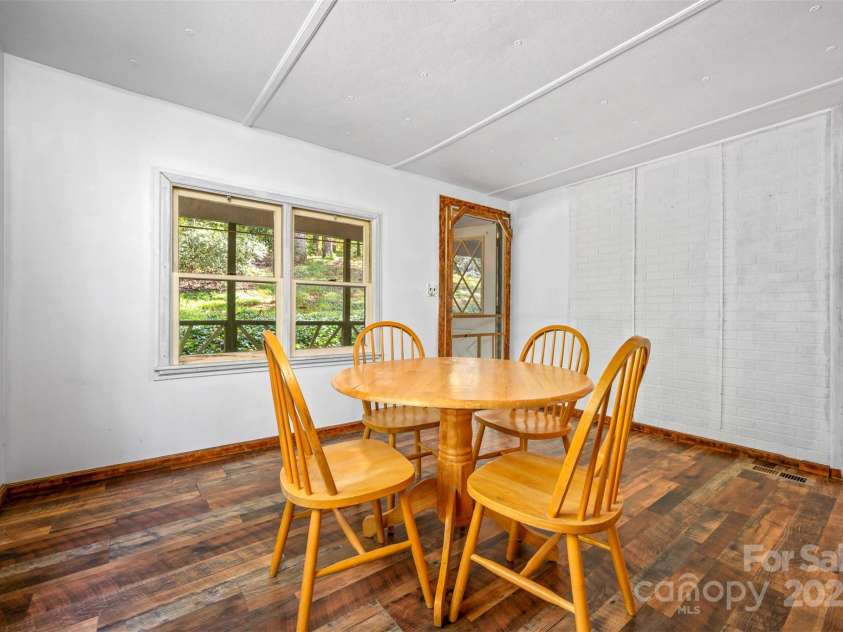 102 Windwood Hill Road, Hendersonville, NC 28739.  MLS# CAR4305919, YatesRealty ID 963. 