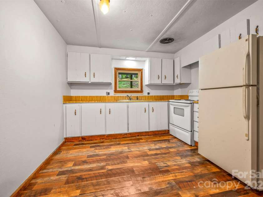 102 Windwood Hill Road, Hendersonville, NC 28739.  MLS# CAR4305919, YatesRealty ID 963. 