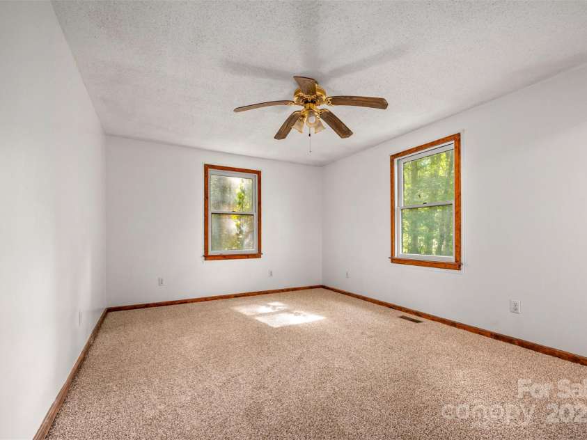 102 Windwood Hill Road, Hendersonville, NC 28739.  MLS# CAR4305919, YatesRealty ID 963. 