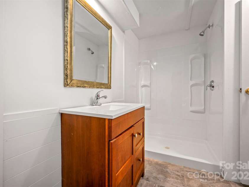 102 Windwood Hill Road, Hendersonville, NC 28739.  MLS# CAR4305919, YatesRealty ID 963. 