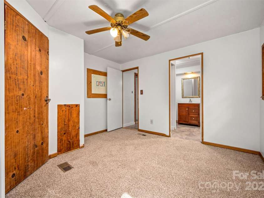 102 Windwood Hill Road, Hendersonville, NC 28739.  MLS# CAR4305919, YatesRealty ID 963. 