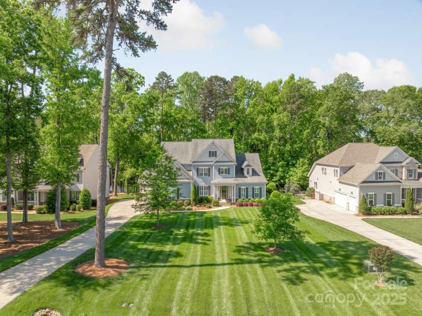 212 Seven Oaks Landing, Belmont, NC 28012.  MLS# CAR4253528, YatesRealty ID 9634. Large and level homesite