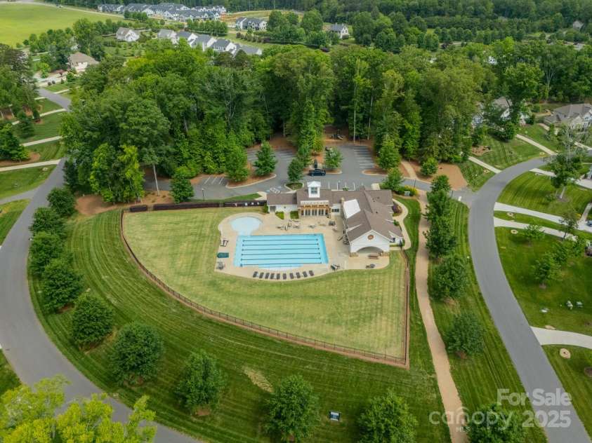 212 Seven Oaks Landing, Belmont, NC 28012.  MLS# CAR4253528, YatesRealty ID 9634. McLean South Shore amenities - clubhouse, fitness room, outdoor pool, playground, walking trails!