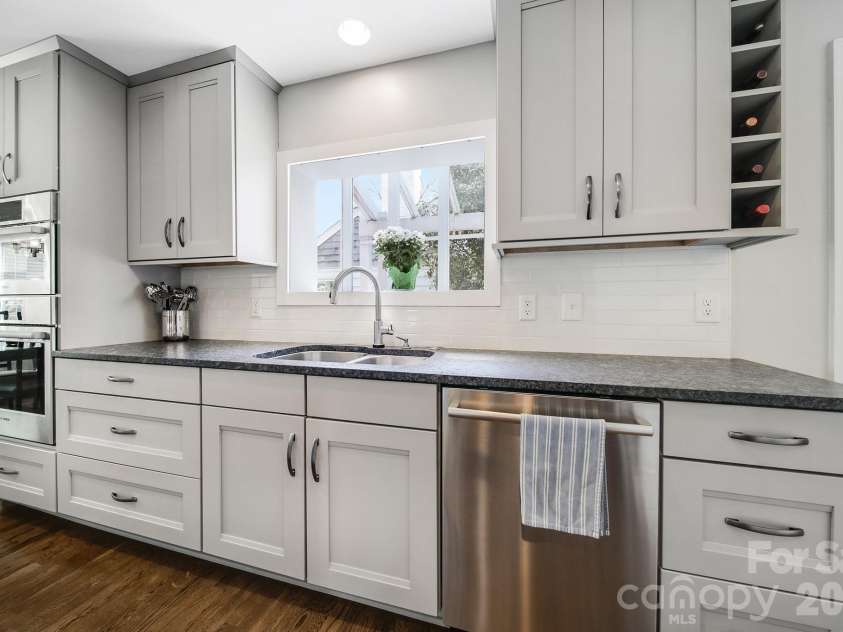 1325 Morningside Drive, Charlotte, NC 28205.  MLS# CAR4361481, YatesRealty ID 9638. 