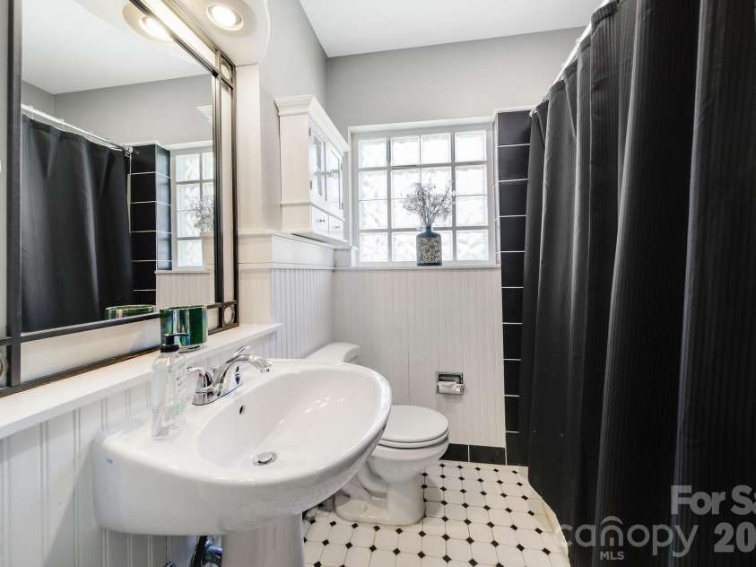 1325 Morningside Drive, Charlotte, NC 28205.  MLS# CAR4361481, YatesRealty ID 9638. 