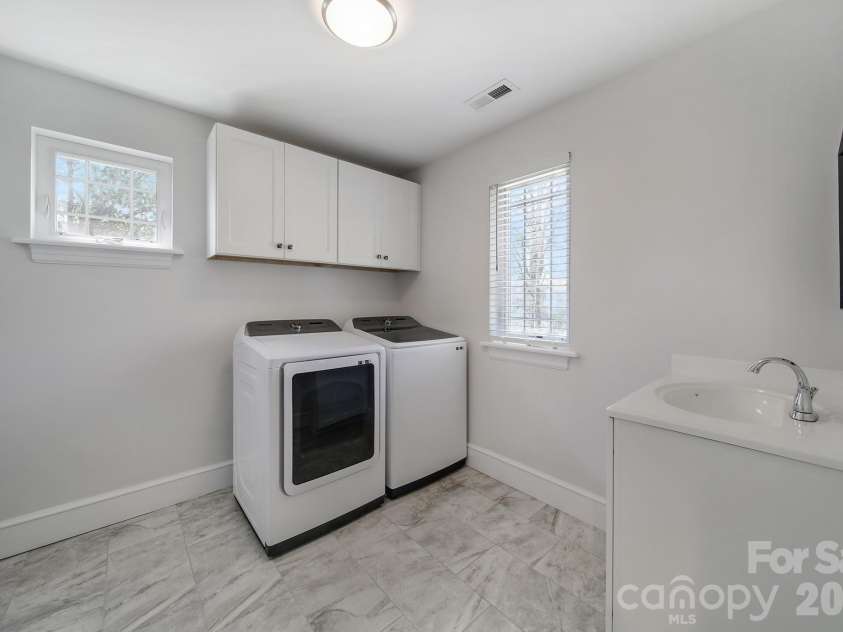 1325 Morningside Drive, Charlotte, NC 28205.  MLS# CAR4361481, YatesRealty ID 9638. 