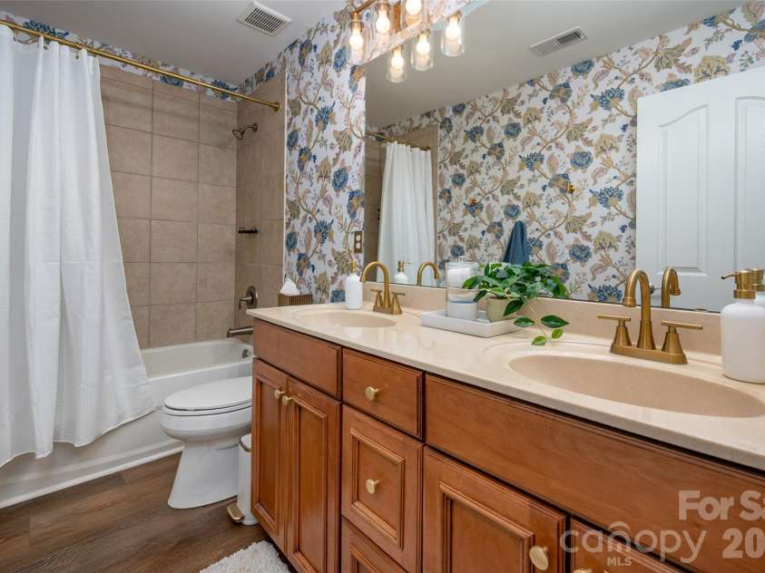 3321 Luke Crossing Drive, Charlotte, NC 28226.  MLS# CAR4334675, YatesRealty ID 9639. 