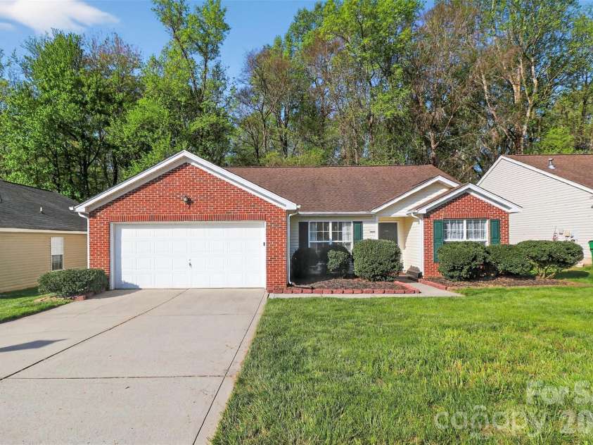 10641 Gold Pan Road, Charlotte, NC 28215.  MLS# CAR4347284, YatesRealty ID 9641. Cozy ranch layout 