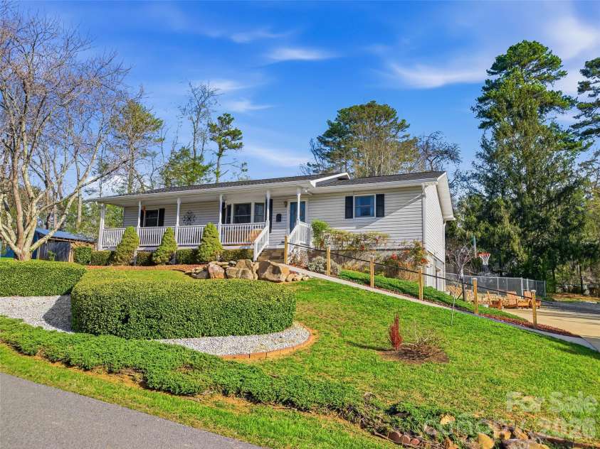 107 Edgewood Court, Arden, NC 28704.  MLS# CAR4365051, YatesRealty ID 9645. 