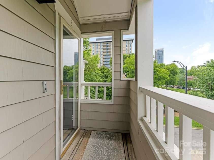 212 10th Street, Charlotte, NC 28202.  MLS# CAR4260172, YatesRealty ID 9647. Front entry