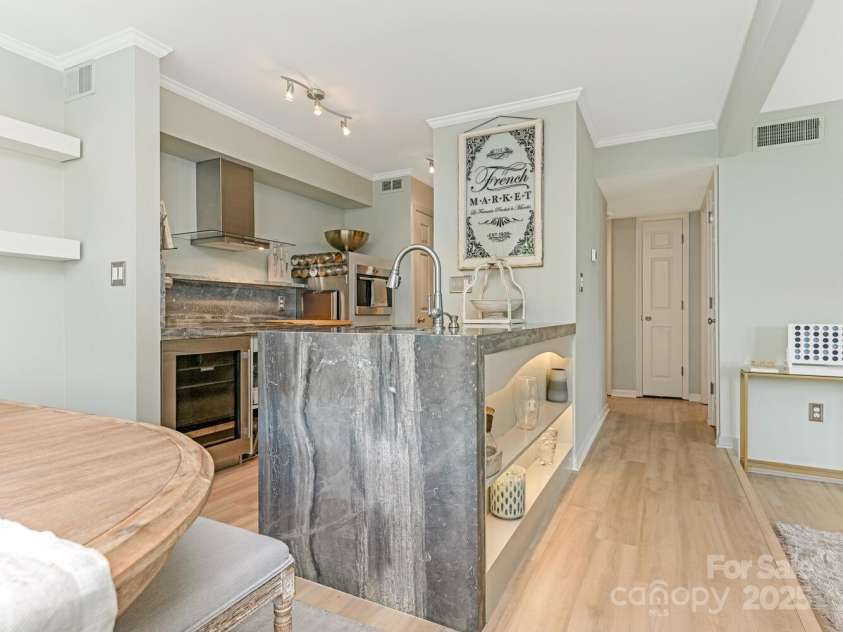 212 10th Street, Charlotte, NC 28202.  MLS# CAR4260172, YatesRealty ID 9647. Kitchen