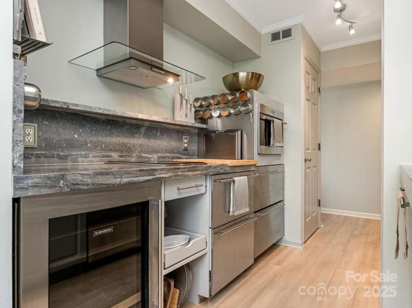 212 10th Street, Charlotte, NC 28202.  MLS# CAR4260172, YatesRealty ID 9647. Kitchen