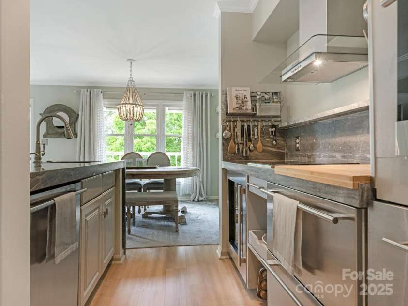 212 10th Street, Charlotte, NC 28202.  MLS# CAR4260172, YatesRealty ID 9647. Kitchen