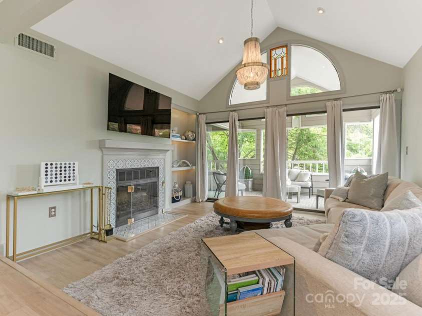 212 10th Street, Charlotte, NC 28202.  MLS# CAR4260172, YatesRealty ID 9647. Living Room/ Porch Access