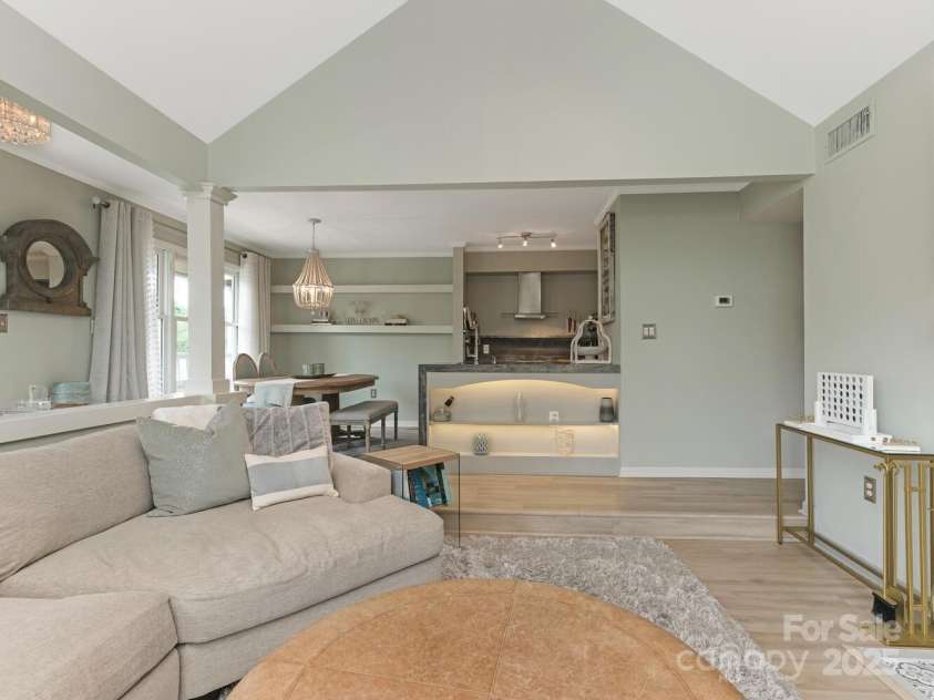 212 10th Street, Charlotte, NC 28202.  MLS# CAR4260172, YatesRealty ID 9647. Living/Dining/Kitchen