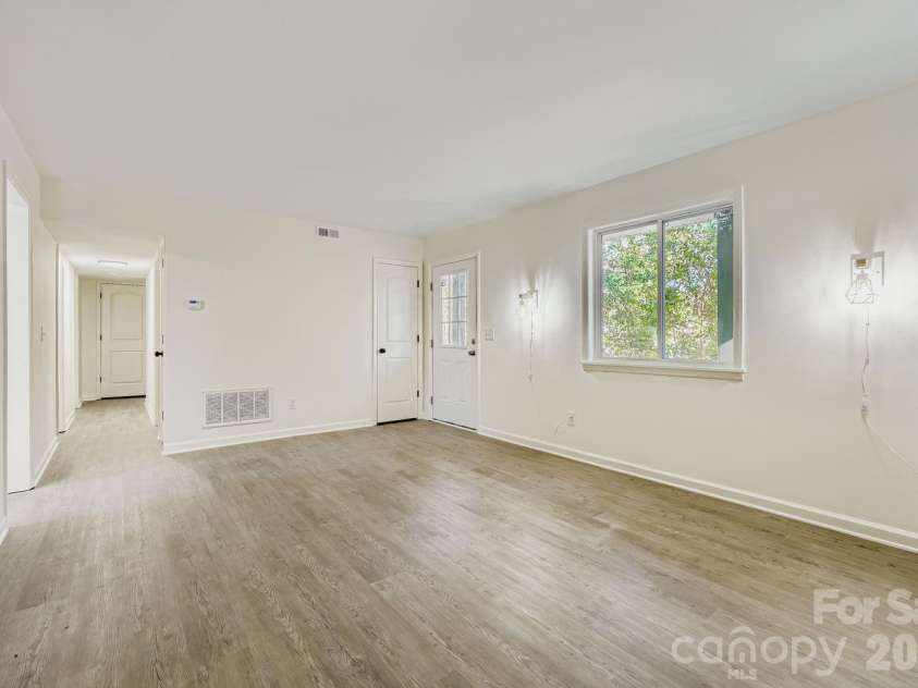 6104 Bridlewood Lane, Charlotte, NC 28215.  MLS# CAR4324957, YatesRealty ID 9647. 