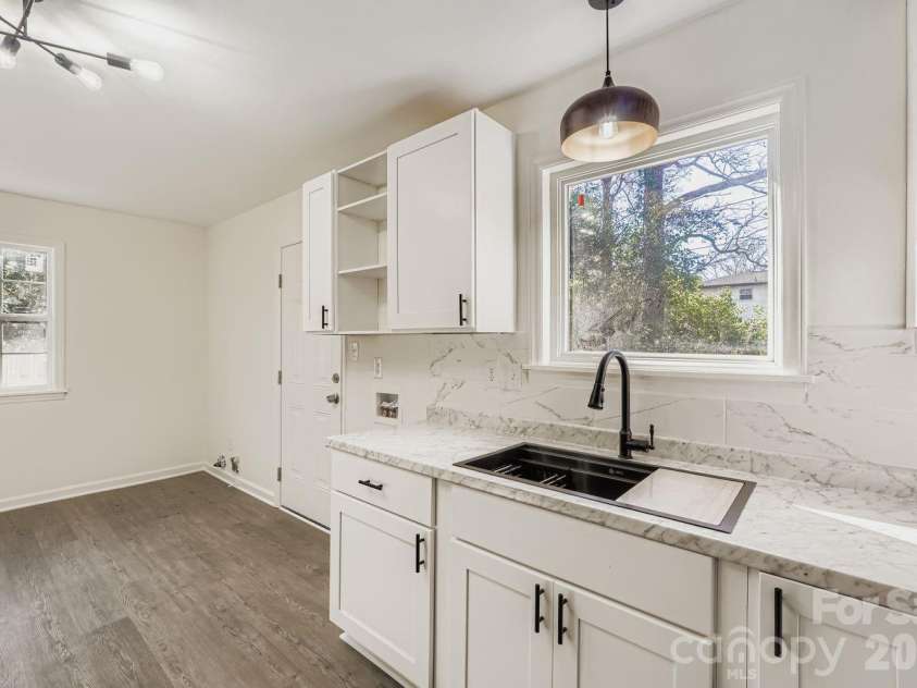 6104 Bridlewood Lane, Charlotte, NC 28215.  MLS# CAR4324957, YatesRealty ID 9647. 