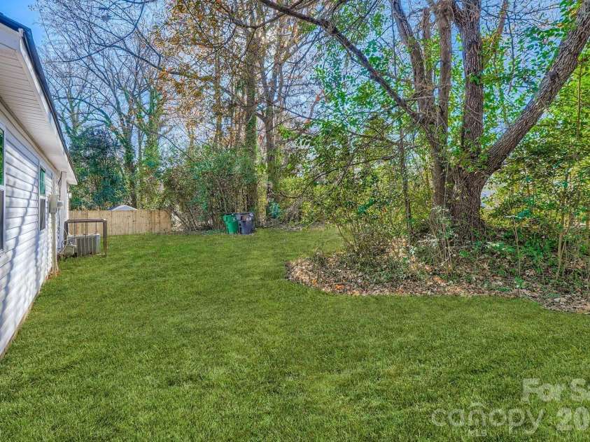 6104 Bridlewood Lane, Charlotte, NC 28215.  MLS# CAR4324957, YatesRealty ID 9647. 