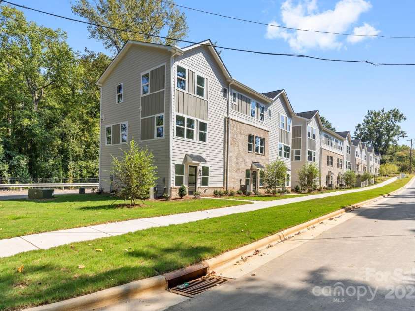 3960 Hager Drive, Charlotte, NC 28208.  MLS# CAR4305497, YatesRealty ID 965. 