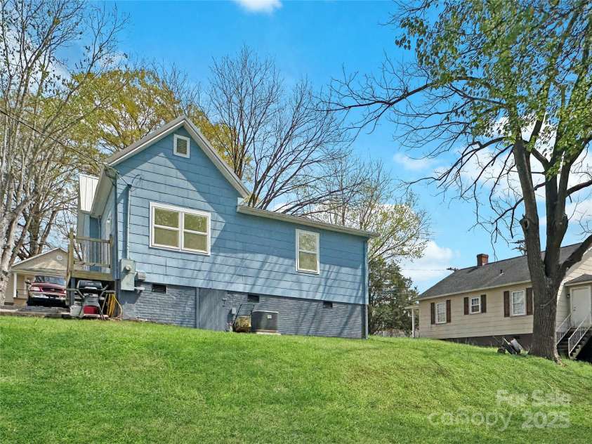 2210 22nd Avenue Court, Hickory, NC 28602.  MLS# CAR4242354, YatesRealty ID 9653. 