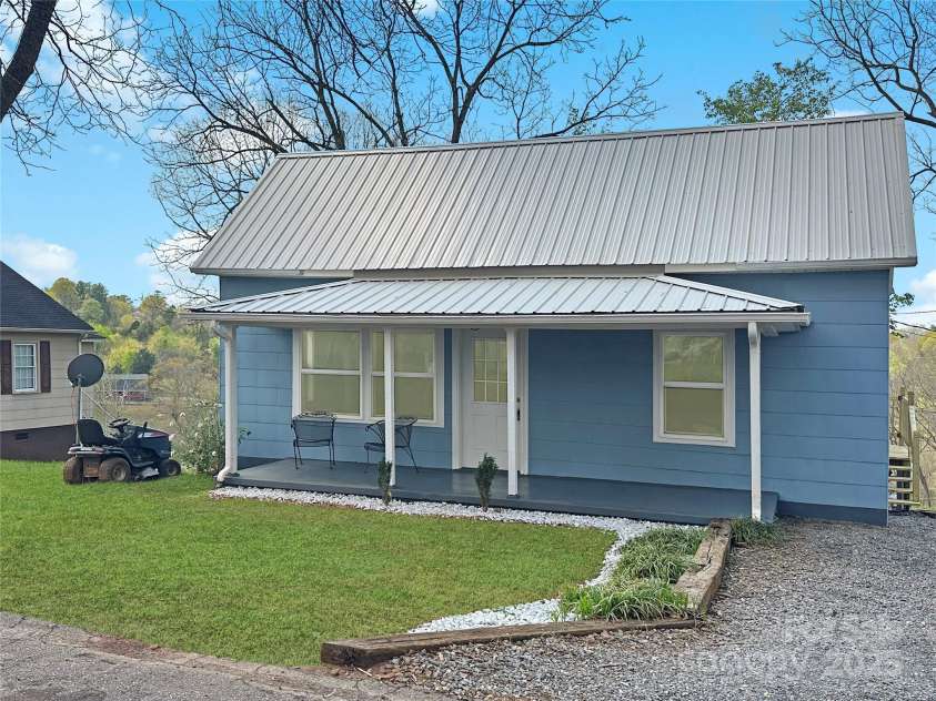2210 22nd Avenue Court, Hickory, NC 28602.  MLS# CAR4242354, YatesRealty ID 9653. 