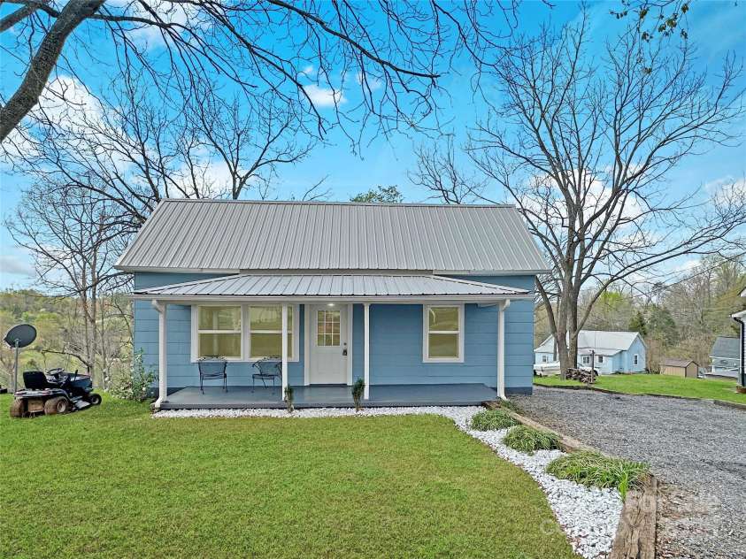 2210 22nd Avenue Court, Hickory, NC 28602.  MLS# CAR4242354, YatesRealty ID 9653. 