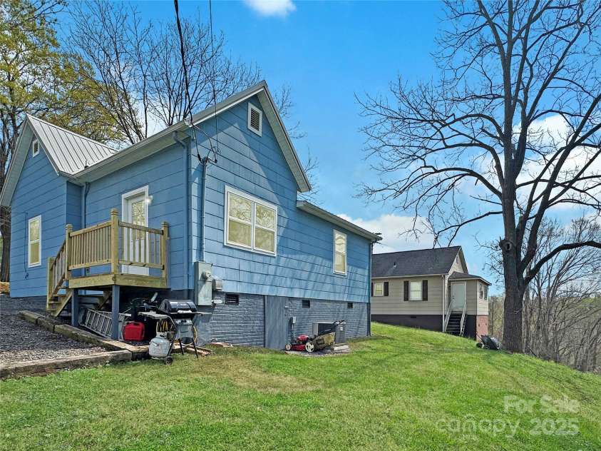 2210 22nd Avenue Court, Hickory, NC 28602.  MLS# CAR4242354, YatesRealty ID 9653. 