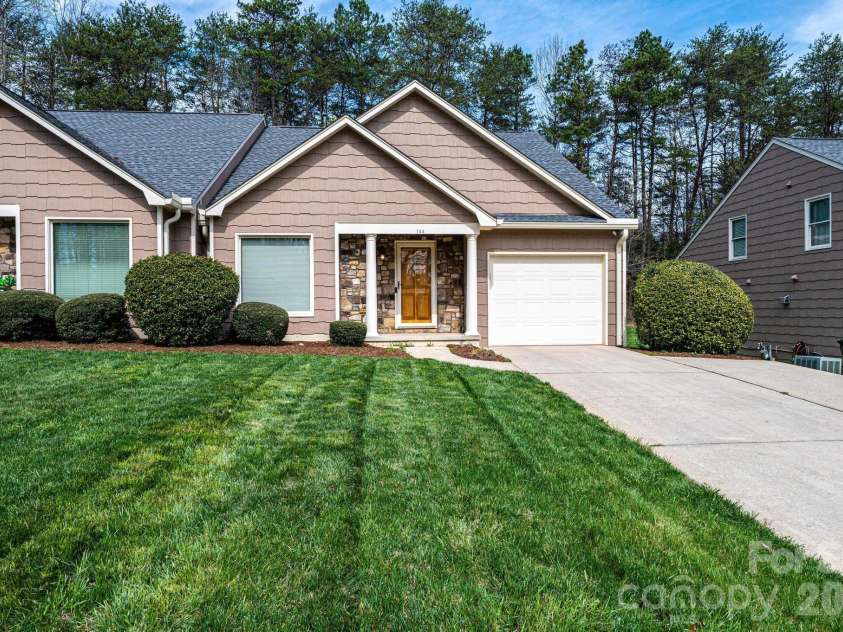 142 39th Avenue Court, Hickory, NC 28601.  MLS# CAR4360698, YatesRealty ID 9658. 