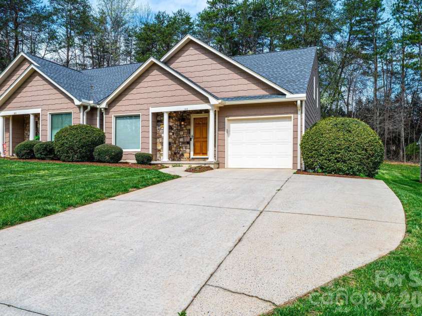 142 39th Avenue Court, Hickory, NC 28601.  MLS# CAR4360698, YatesRealty ID 9658. 