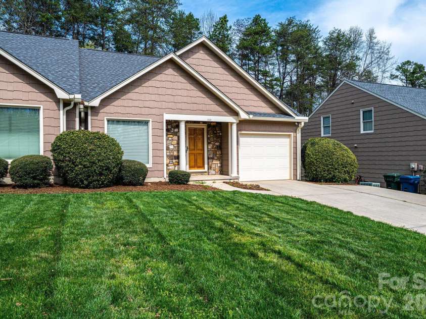 142 39th Avenue Court, Hickory, NC 28601.  MLS# CAR4360698, YatesRealty ID 9658. 