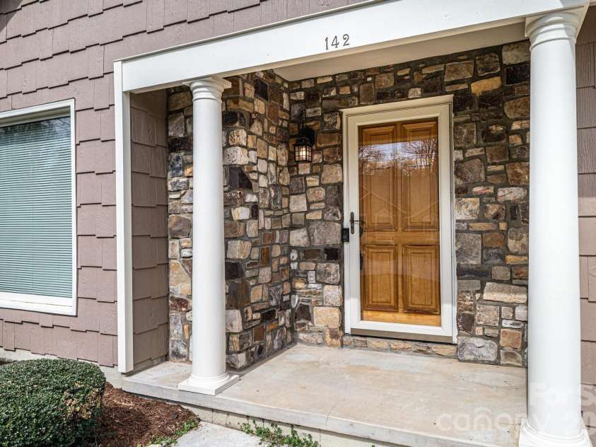 142 39th Avenue Court, Hickory, NC 28601.  MLS# CAR4360698, YatesRealty ID 9658. 