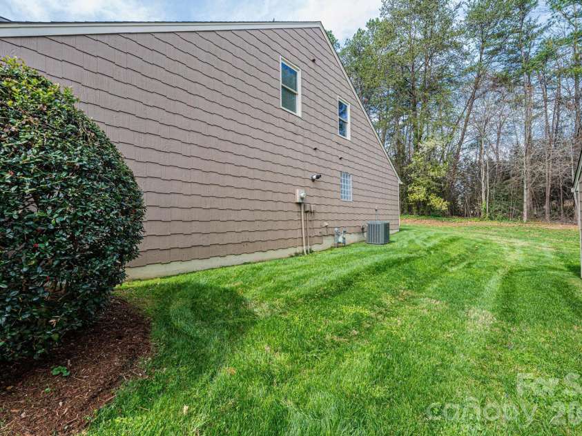 142 39th Avenue Court, Hickory, NC 28601.  MLS# CAR4360698, YatesRealty ID 9658. 