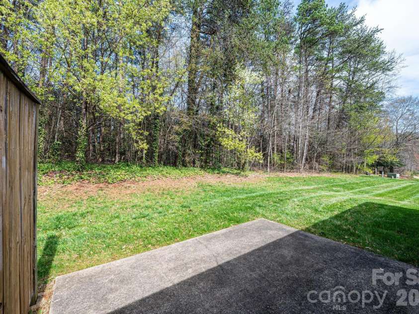 142 39th Avenue Court, Hickory, NC 28601.  MLS# CAR4360698, YatesRealty ID 9658. 