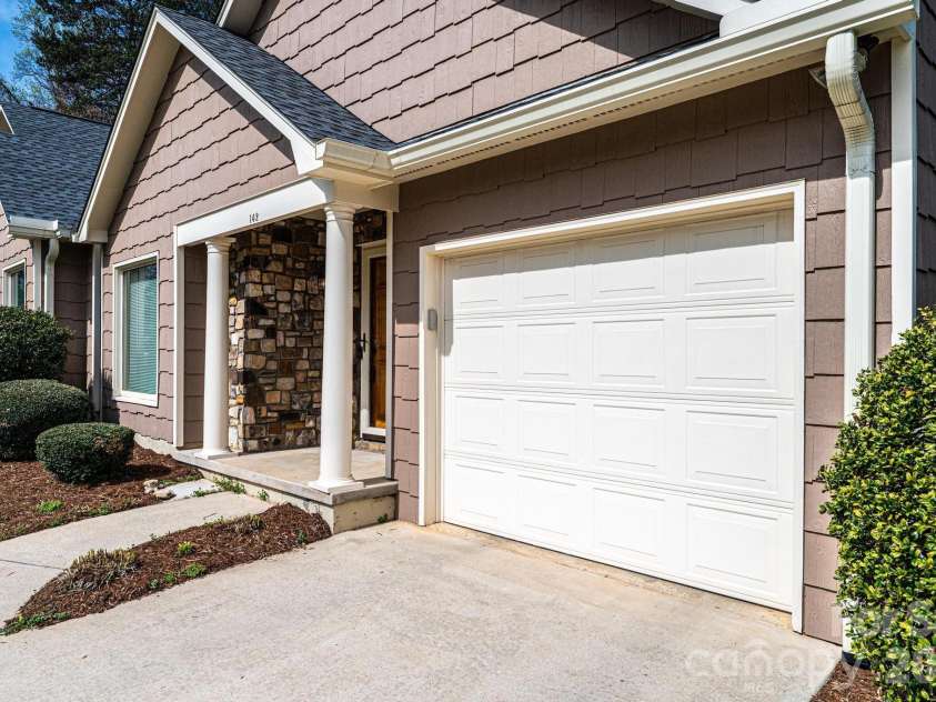 142 39th Avenue Court, Hickory, NC 28601.  MLS# CAR4360698, YatesRealty ID 9658. 