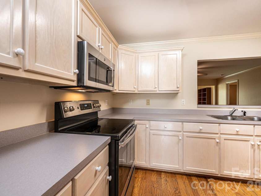 142 39th Avenue Court, Hickory, NC 28601.  MLS# CAR4360698, YatesRealty ID 9658. 