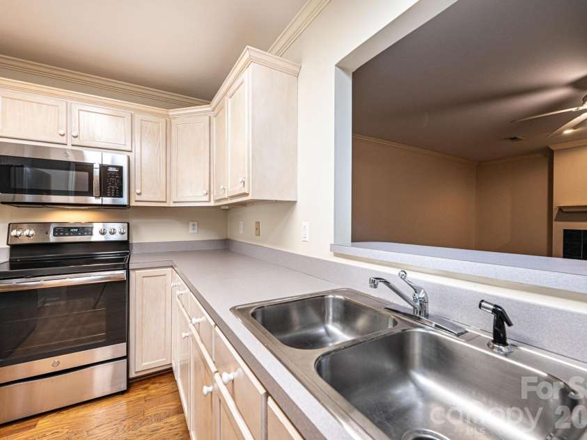 142 39th Avenue Court, Hickory, NC 28601.  MLS# CAR4360698, YatesRealty ID 9658. 