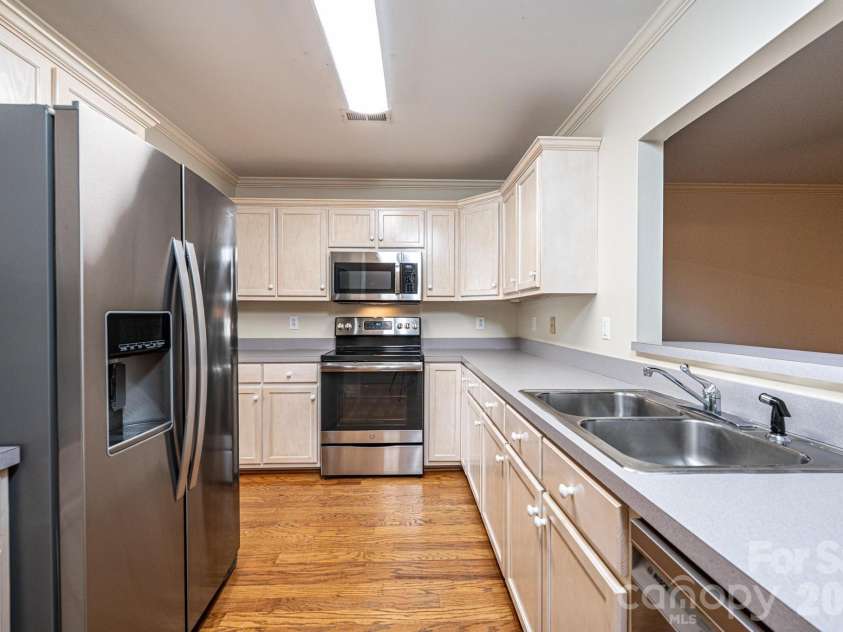 142 39th Avenue Court, Hickory, NC 28601.  MLS# CAR4360698, YatesRealty ID 9658. 