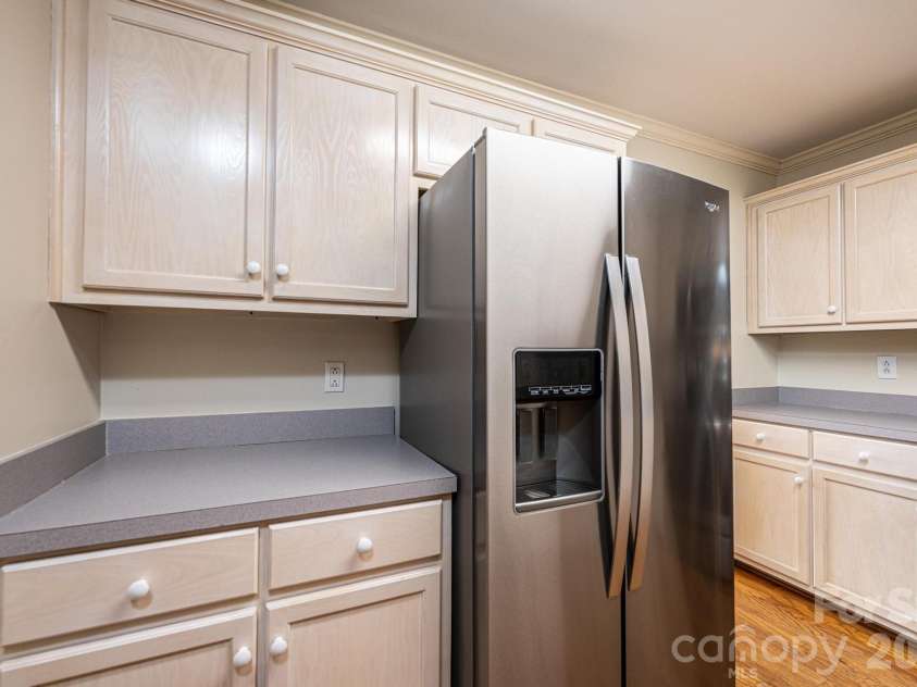 142 39th Avenue Court, Hickory, NC 28601.  MLS# CAR4360698, YatesRealty ID 9658. 