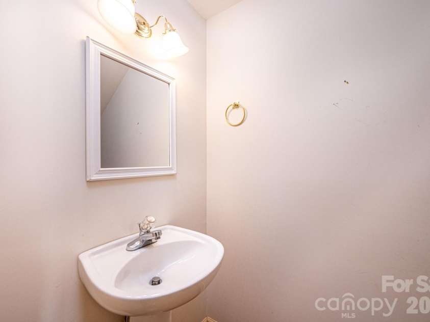 142 39th Avenue Court, Hickory, NC 28601.  MLS# CAR4360698, YatesRealty ID 9658. 