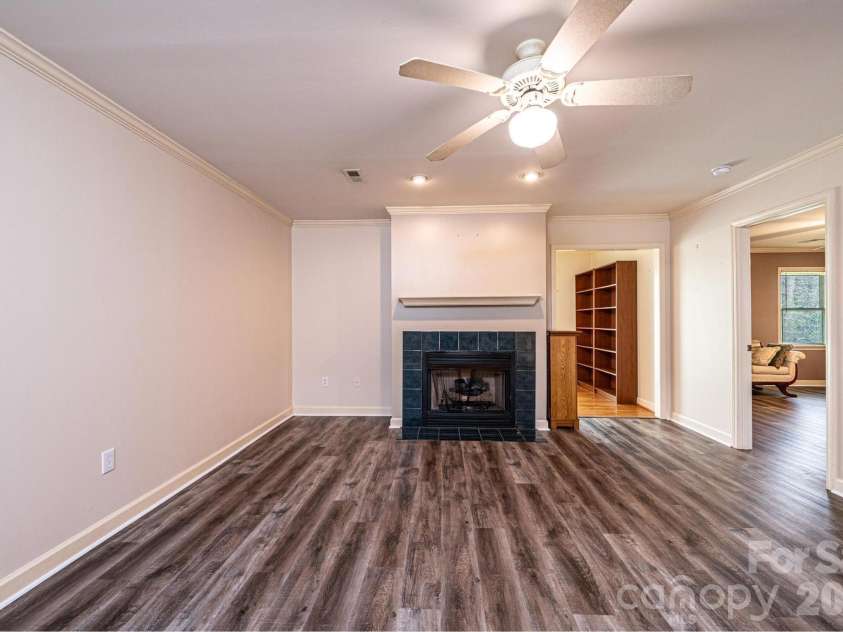 142 39th Avenue Court, Hickory, NC 28601.  MLS# CAR4360698, YatesRealty ID 9658. 