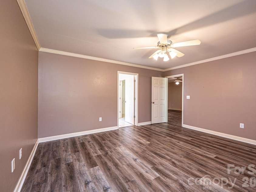 142 39th Avenue Court, Hickory, NC 28601.  MLS# CAR4360698, YatesRealty ID 9658. 