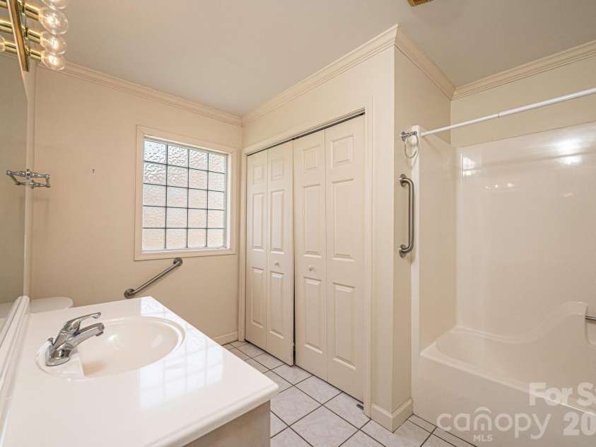 142 39th Avenue Court, Hickory, NC 28601.  MLS# CAR4360698, YatesRealty ID 9658. 