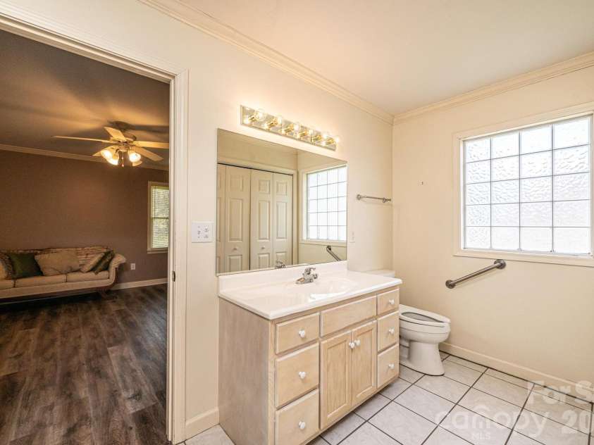 142 39th Avenue Court, Hickory, NC 28601.  MLS# CAR4360698, YatesRealty ID 9658. 
