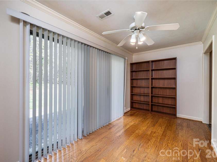 142 39th Avenue Court, Hickory, NC 28601.  MLS# CAR4360698, YatesRealty ID 9658. 