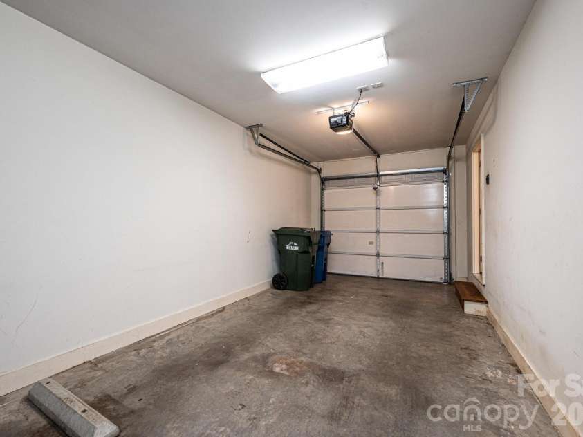 142 39th Avenue Court, Hickory, NC 28601.  MLS# CAR4360698, YatesRealty ID 9658. 