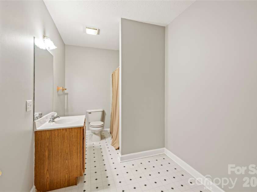 112 Bridlewood Trail, Mills River, NC 28759.  MLS# CAR4351397, YatesRealty ID 9659. Full bath downstairs