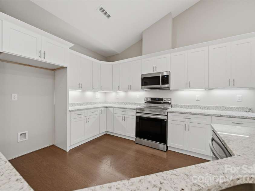 831B Wynnshire Drive, Hickory, NC 28601.  MLS# CAR4328734, YatesRealty ID 966. 