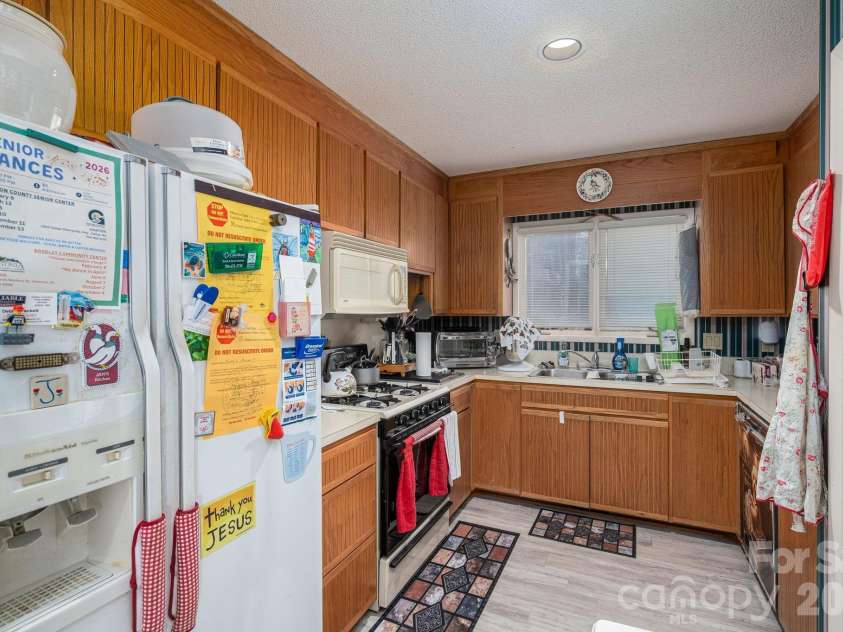 2805 Patio Lane, Gastonia, NC 28056.  MLS# CAR4346404, YatesRealty ID 9660. Kitchen